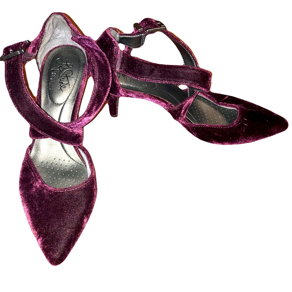 NWOT Maroon Velvet Size 7 Life Stride 3inch Heels